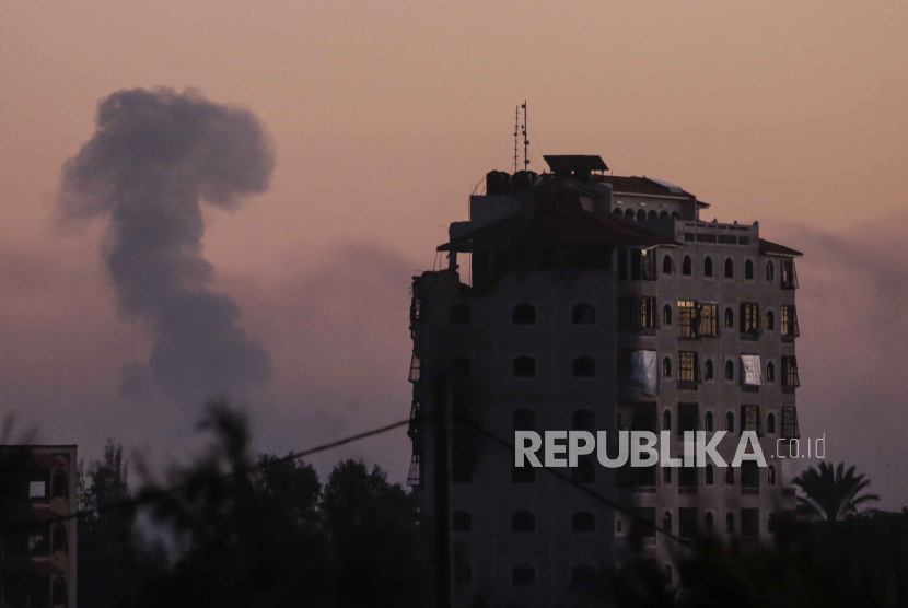 Asap mengepul menyusul serangan udara Israel di selatan Kota Gaza, (15/1/2024).