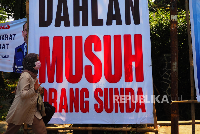 Baliho menghujat anggota DPR RI Arteria Dahlan terpampang di Jalan Diponegoro Bandung, Rabu (19/01/2022). Baliho ini berada diseberang Gedung DPRD Jabar dan Kompleks Gedung Sate. Imbas komentar Arteria tentang bahasa Sunda menimbulkan kemarahan beberapa pihak.