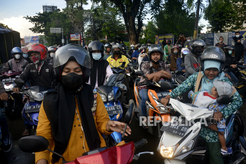 Sejumlah pengendara terjebak kemacetan akibat aksi unjuk rasa mahasiswa di Makassar, Sulawesi Selatan (ilustrasi) 