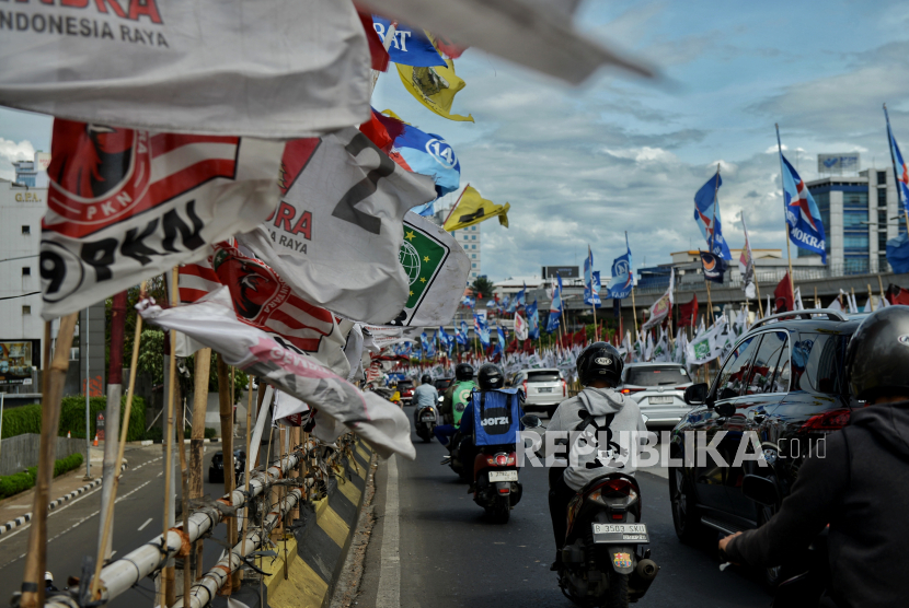 Alat peraga kampanye (APK) terpasang di kawasan Cawang, Jakarta, Selasa (16/1/2024). Bendera parpol di jembatan layang Kuningan, Jaksel jatuh dan mengakibatkan pengendara motor cedera.