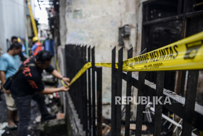 Polisi memasang garis polisi pascakebakaran di kawasan Tambora, Jakarta Barat, Kamis (27/10/2022). 