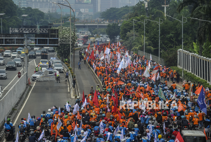 Sejumlah massa buruh melaksanakan long march menuju GBK di Jakarta, Sabtu (14/5/2022). Jajaran Satreskrim Polsek Metro Tanah Abang memburu dua pencuri motor di parkiran resmi area Stadion Akuaktik, Kawasan Gelora Bung Karno (GBK) Senayan, Jakarta Pusat, saat peringatan Hari Buruh Internasional (May DayFiesta) pada Sabtu.