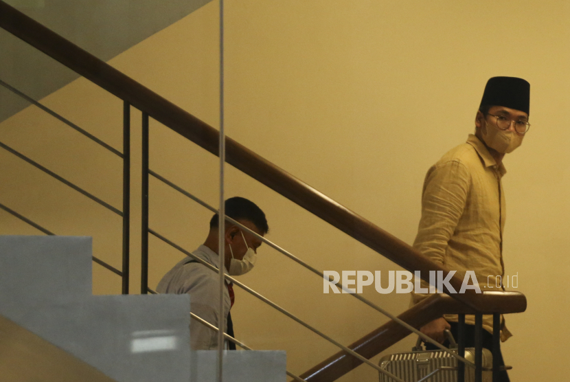 Bupati Bangkalan Abdul Latif Amin Imron (kanan) berjalan menaiki tangga usai ditangkap oleh KPK, di Gedung Merah Putih KPK, Jakarta, Rabu (7/12/2022). KPK menangkap Bupati Bangkalan Abdul Latif Amin Imron yang merupakan tersangka kasus dugaan suap lelang jabatan di Kabupaten Bangkalan, Jawa Timur. 