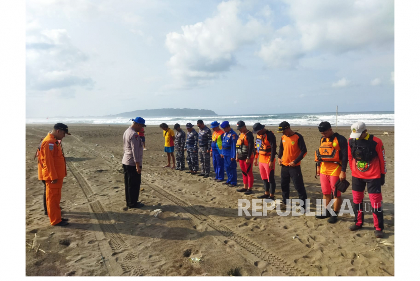 Tim SAR gabungan saat bersiap melakukan pencarian anak yang dilaporkan tenggelam di kawasan Pantai Pangandaran, Jawa Barat, Ahad (4/6/2023).