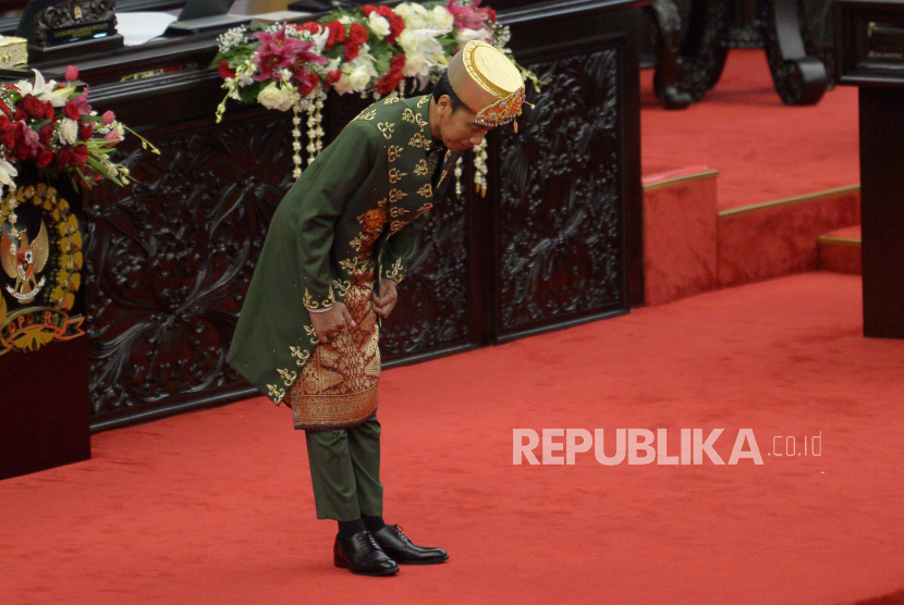 Presiden Joko Widodo memberi hormat usai menyampaikan pidato dalam sidang tahunan MPR dan Sidang Bersama DPR-DPD di Komplek Parlemen, Senayan, Jakarta, Selasa (16/8/2022). Prayogi/Republika