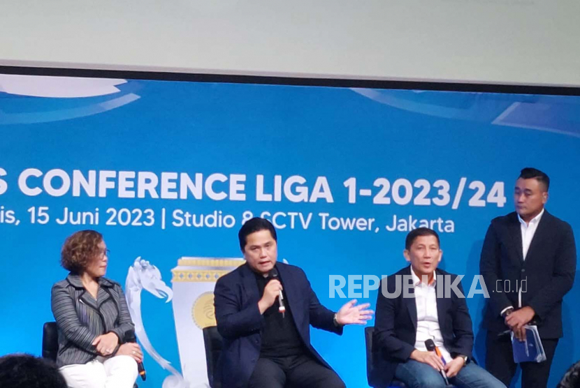 Ketua Umum PSSI Erick Thohir (tengah) dalam konferensi pers Liga 1 2023/2024 di Jakarta, Kamis (15/6/2023).  