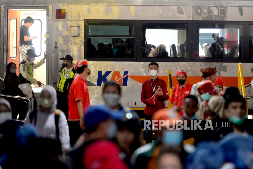 Penumpang menggunakan KA Fajar Utama Solo turun di Stasiun Yogyakarta, Selasa (18/4/2023).
