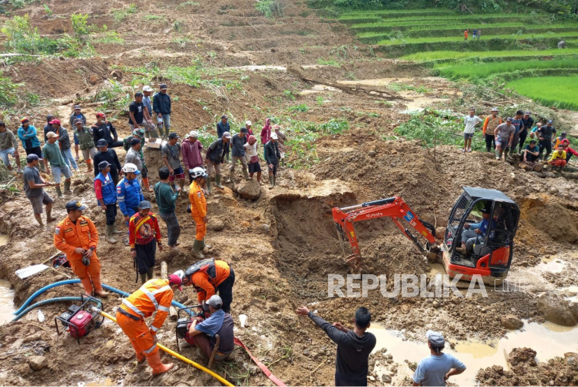 Tim SAR gabungan melakukan proses pencarian seorang warga yang dilaporkan tertimbun longsor di Desa Sukanagara, Kecamatan Peundeuy, Kabupaten Garut, Ahad (9/7/2023).