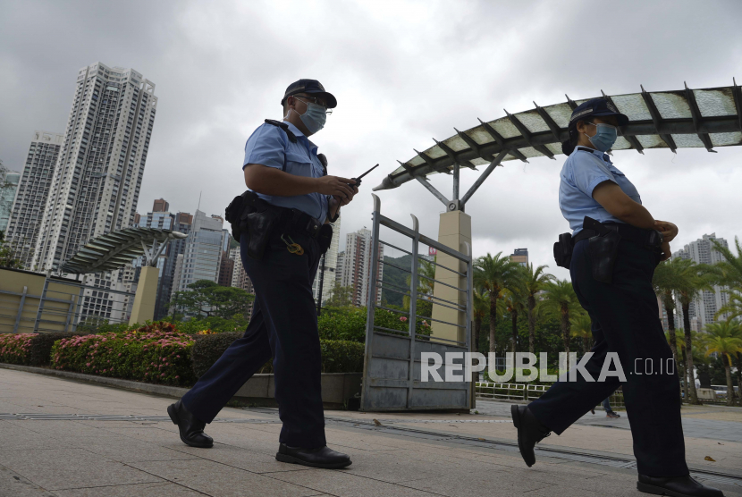  Petugas polisi berpatroli di Hong Kong Victoria Park, Jumat, 4 Juni 2021. Polisi menangkap penyelenggara acara penyalaan lilin tahunan Hong Kong mengingat tindakan keras yang mematikan di Lapangan Tiananmen dan memperingatkan orang-orang untuk tidak menghadiri acara yang dilarang pada hari Jumat karena pihak berwenang membungkam pro-demokrasi terakhir China suara. 
