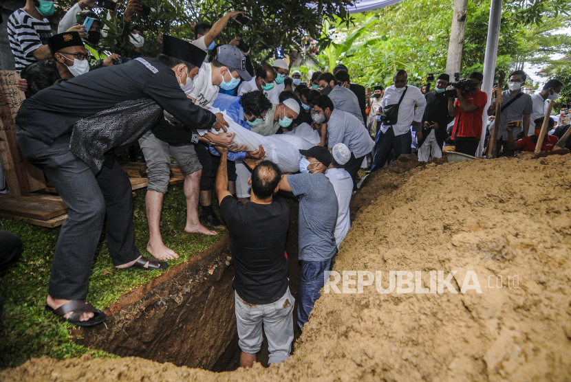 Sejumlah kerabat dan keluarga memasukan jenazah Syekh Ali Jaber ke liang lahat di Pondok Pesantren Darul Qur