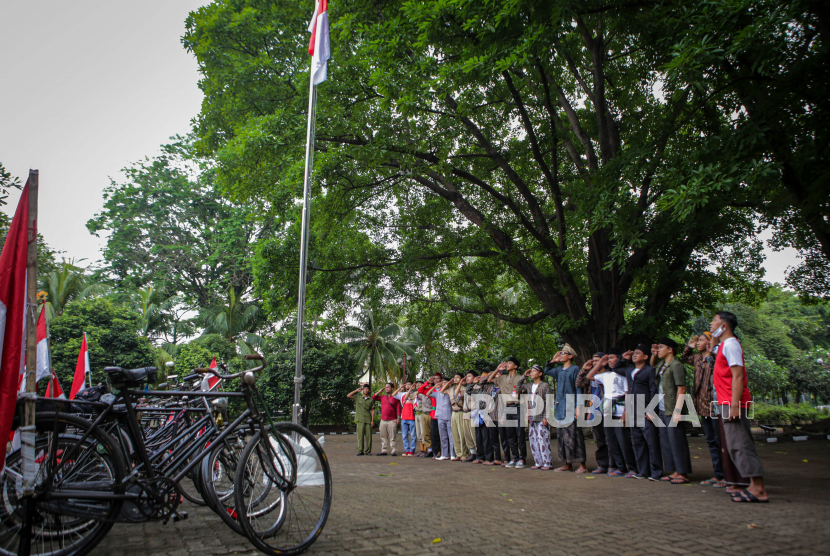 Sejumlah anggota komunitas sepeda ontel melakukan hormat bendera saat ziarah, di Taman Makam Pahlawan (TMP) Taruna, Kota Tangerang, Banten, Senin (17/8/2020). Pemkot Tangerang menutup taman dan ruang terbuka hijau untuk menghindarkan penyebaran Covid-19.