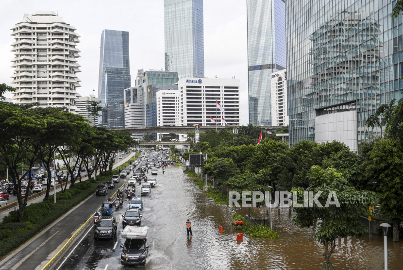 Sejumlah pengendara melintasi banjir di kawasan Jalan Jenderal Sudirman, Jakarta, Sabtu (20/2/2021). Intensitas hujan yang tinggi serta buruknya drainase menyebabkan banjir di sejumlah wilayah Ibu Kota. ANTARA FOTO/M Risyal Hidayat/hp.