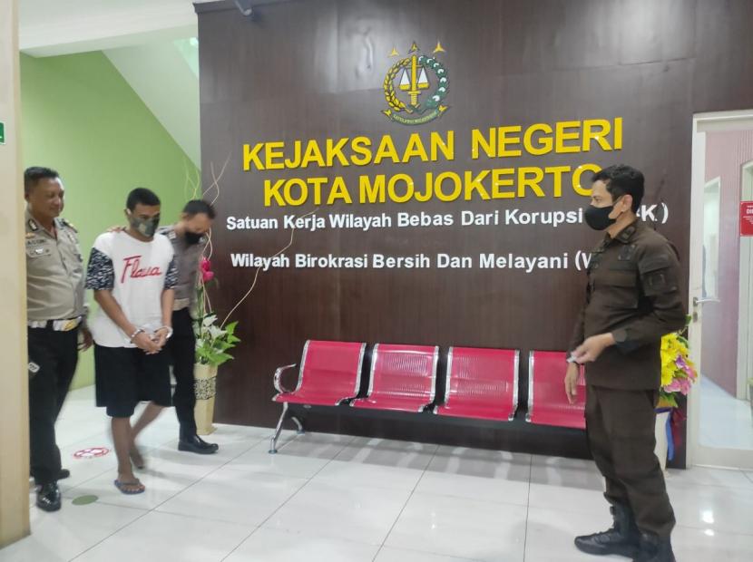 Sopir cadangan bus PO Ardiansyah saat dilimpahkan ke Kejari Kota Mojokerto (Foto: Nor for jatimnow.com)