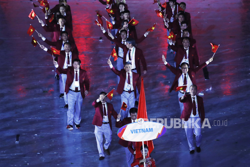  Para atlet dan ofisial Vietnam melambai pada upacara pembukaan Pesta Olahraga Asia Tenggara (SEA Games 31) ke-31 di stadion nasional My Dinh di Hanoi, Vietnam, 12 Mei 2022. SEA Games 31 akan berlangsung dari 12 hingga 23 Mei 2022.