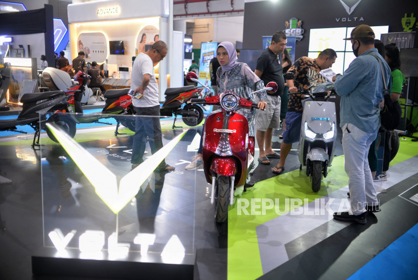 Pengunjung menaiki motor listrik yang dipamerkan pada Periklindo Electric Vehicle Show (PEVS) 2023 di JIExpo Kemayoran, Jakarta, Kamis (18/5/2023).