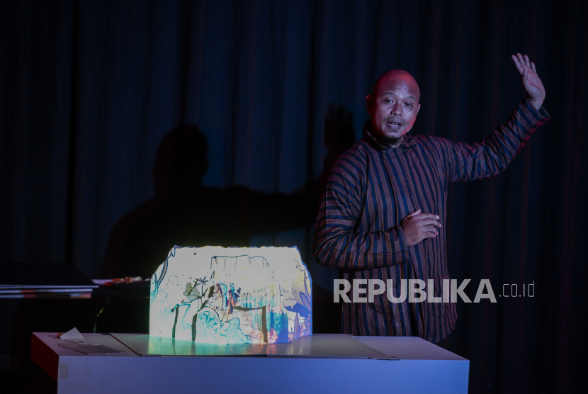 Pemandu menceritakan kisah Pangeran Diponegoro melalui video mapping dalam pameran Pamor Sang Pangeran di Museum Nasional, Jakarta, Jumat (6/11). Pameran yang menampilkan pusaka peninggalan Pangeran Diponegoro tersebut berlangsung hingga 26 November 2020. Republika/Thoudy Badai