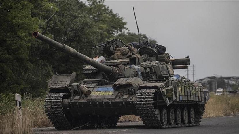 Tank-tank yang bertugas dalam operasi bantuan militer Polandia dan Jerman telah tiba di Ukraina