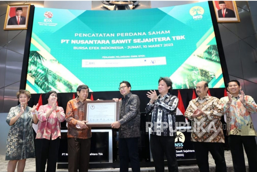 PT Nusantara Sawit Sejahtera Tbk telah mencatatkan sahamnya di Bursa Efek Indonesia (BEI), Jumat (10/3/2023). NSS masuk ke BEI melalui mekanisme Initial Public Offering (IPO). 
