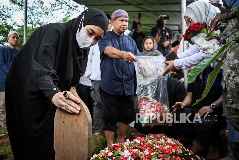 Istri komedian Babe Cabita, Zulfati Indraloka mengikuti prosesi pemakaman jenazah suaminya  Priya Prayogha Pratama alias Babe Cabita di TPU Kampung Gunung Cirendeu, Tangerang Selatan, Banten, Selasa (9/4/2024). Almarhum Babe Cabita meninggal dunia pada usia 34 tahun karena sakit. 