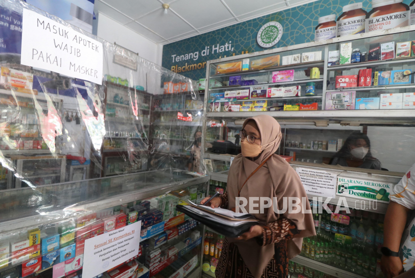 Petugas Badan Pengawasan Obat dan Makanan (BPOM) melakukan sidak obat sirop di salah satu apotek di Kota Kediri, Jawa Timur, Selasa (15/11/2022). Sidak yang dilakukan oleh Badan POM tersebut sebagai upaya memastikan peredaran obat sirop yang dilarang sudah tidak dijual di apotek. 