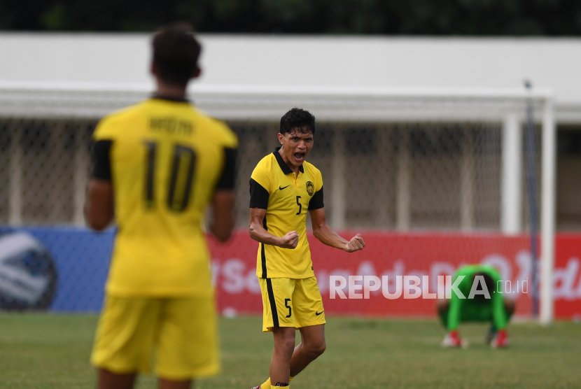 Pesepak bola Malaysia U19 Muhammad Faiz Amer Runnizar (tengah). Timnas Malaysia U-19 memastikan diri melaju ke semifinal Piala AFF U-19 2022 setelah mengalahkan Timor Leste dengan skor 4-3 pada lanjutan pertandingan Grup B di Stadion Madya, Jakarta, Sabtu (9/7/2022).