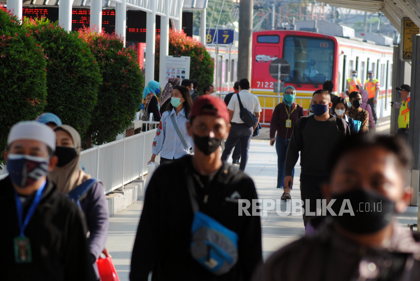 Sejumlah penumpang KRL Commuterline menggunakan masker dan berjalan di Stasiun Bogor, Jawa Barat, Senin (5/7/2021). PT KAI Commuter menyebutkan selama masa PPKM Darurat, penumpang KRL Commuterline diwajibkan menggunakan masker ganda atau masker N95 saat memasuki kawasan stasiun sebagai upaya melindungi sesama pengguna KRL dan petugas KAI. 