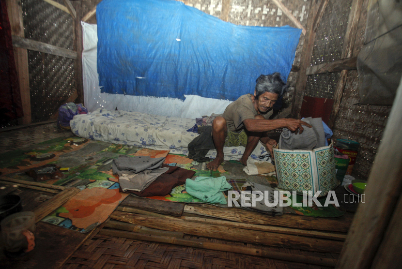 Seorang warga membereskan rumahnya di Cikeas Udik, Kabupaten Bogor, Jawa Barat. Pemkot Bogor berencana memperbaikih 1.200 RTLH pada 2023 ini.