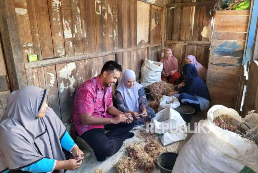 PT Amartha Mikro Fintek (Amartha) menyalurkan 100 ekor sapi untuk desa prasejahtera di Indonesia lewat program 100 Sapi 100 Desa dalam momen Idul Adha 1444 Hijriah.