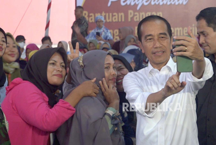 Presiden Joko Widodo saat meladeni emak-emak di Padang pada acara penyerahan BLT di Gudang Bulog Sumbar, Rabu (25/10/2023) 