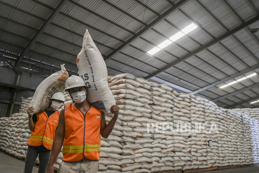 Pekerja memanggul karung beras di Gudang Perum Bulog Divre DKI Jakarta dan Banten, Kelapa Gading, Jakarta, Kamis (26/11). Wakil Direktur Utama Bulog, Gatot Trihargo mengatakan, masih terdapat sisa beras impor sebanyak 318 ribu ton di gudang Bulog.
