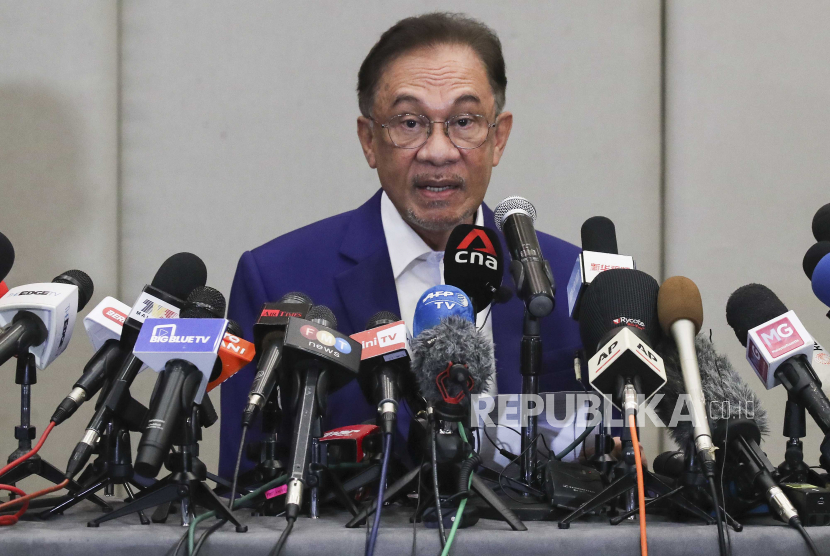 Anwar Ibrahim segera dilantik menjadi Perdana Menteri ke-10 Malaysia.