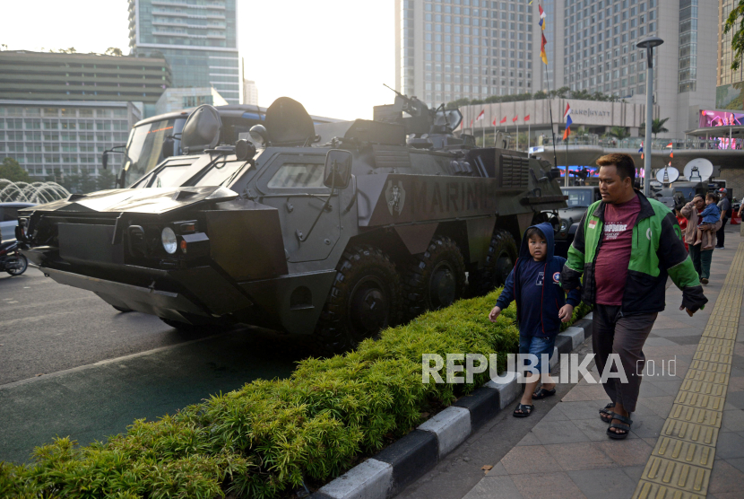 Residents look at TNI's (Ranpur) combat vehicles on display at Bundaran Hotel Indonesia (HI) area, Jakarta, Thursday (5/10/2023). 