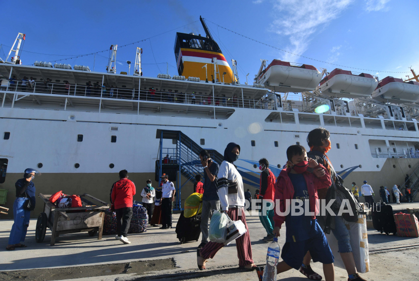 Penumpang turun dari atas KM Labobar saat berlabuh di Pelabuhan Pantoloan, Palu, Sulawesi Tengah, Rabu (1/7/2020). Pelabuhan penumpang Pantoloan akhirnya kembali beroperasi setelah ditutup selama tiga bulan untuk mencegah penyebaran COVID-19. Pengoperasian pelabuhan tersebut disertai penerapan protokol kesehatan ketat. ANTARA FOTO/Mohamad Hamzah/foc.