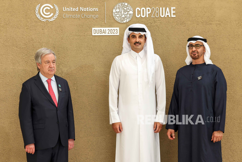 (Kiri-Kanan) Sekjen PBB Antonio Guterres, Emir Qatar Sheikh Tamim bin Hamad Al Thani, dan Presiden UEA Mohamed bin Zayed Al Nahyan, berpose saat KTT Iklim COP28, di Dubai, 01 Desember 2023.