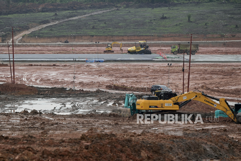 Alat berat beroperasi di area proyek Bandara VVIP, Penajam Paser Utara, Kalimantan Timur, Kamis (15/8/2024).