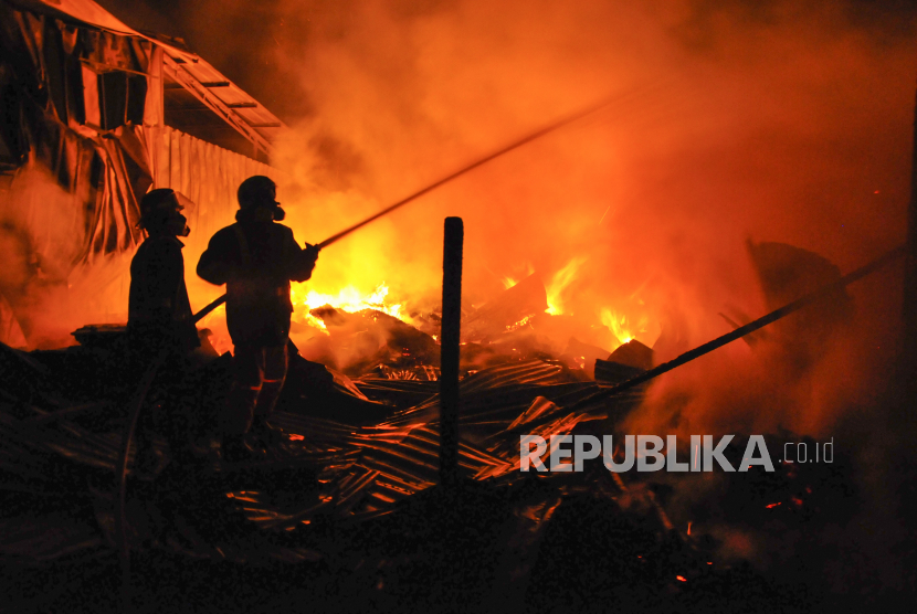 Petugas berusaha memadamkan api yang membakar gudang penyimpanan barang bekas (rongsokan) di Pondok Cabe, Tangerang Selatan, Jumat (4/2/2022). (Ilustrasi)