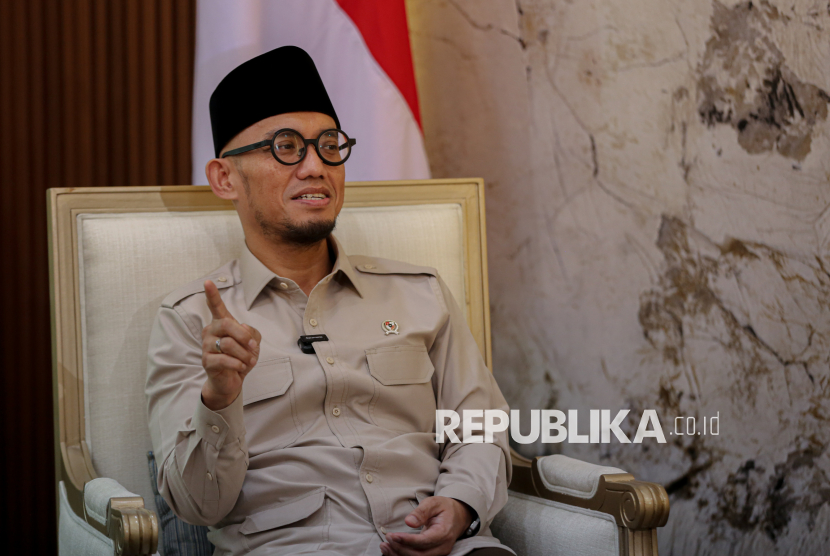 Wakil Menteri Haji dan Umrah (Wamenhaj) RI, Dahnil Anzar Simanjuntak berpose saat diwawancarai Republika di kantor Kementerian Haji dan Umrah, Jakarta, Rabu (8/7/2026).