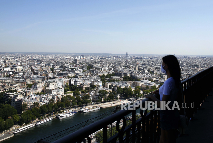  Seorang pengunjung melihat pemandangan dari Menara Eiffel, di Paris, Kamis, 25 Juni 2020. Menara Eiffel dibuka kembali setelah pandemi virus mengarah ke penutupan terpanjang ikon landmark Paris sejak Perang Dunia II.