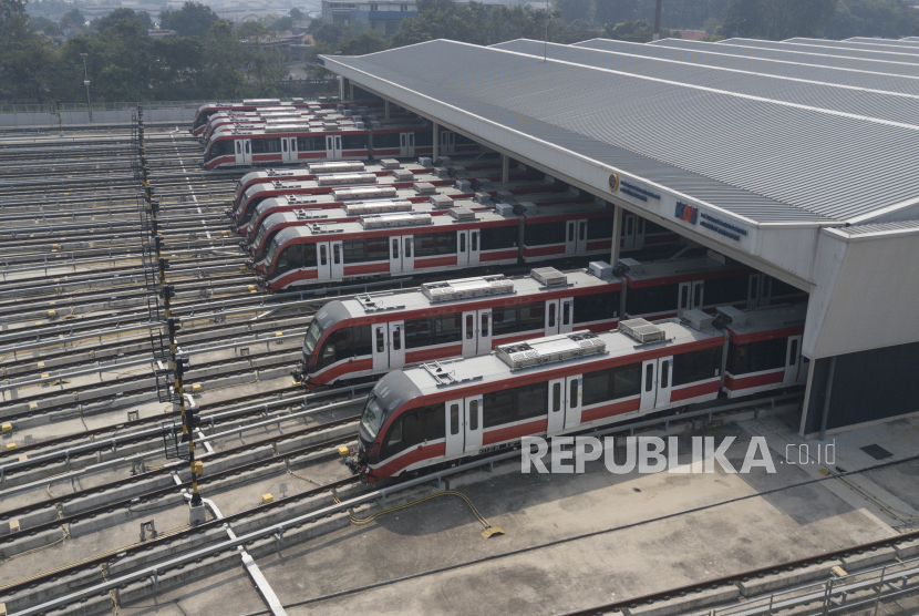 Foto udara sejumlah Kereta LRT (Light Rail Transit) parkir  di depo Jati Mulya, Bekasi, Jawa Barat, Jumat (21/7/2023). Kementerian Perhubungan (Kemenhub) melalui Keputusan Menteri Perhubungan Republik Indonesia Nomor KM 67 tahun 2023 tentang tarif angkutan orang dengan Kereta Api Ringan terintegtasi di wilayah Jabodebek (Jakarta Bogor Depok Bekasi) yaitu Rp 5.000 untuk 1 kilometer pertama dan selanjutnya masyarakat dikenakan Rp 700 setiap kilometer berikutnya. 