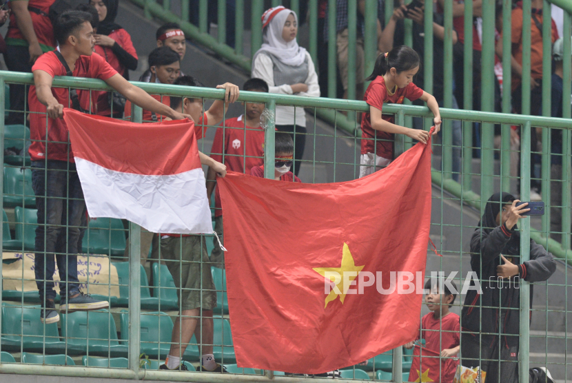 Suporter Timnas Indonesia dan Timnas Vietnam memberikan dukungan saat pertandingan Piala AFF U19 di Stadion Patriot Candrabhaga, Bekasi, Jawa Barat.