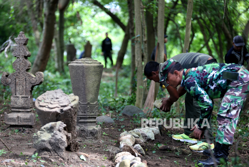 Arkeolog akan meneliti batu nisan diduga makam kuno di Palembang (Foto: ilustrasi)