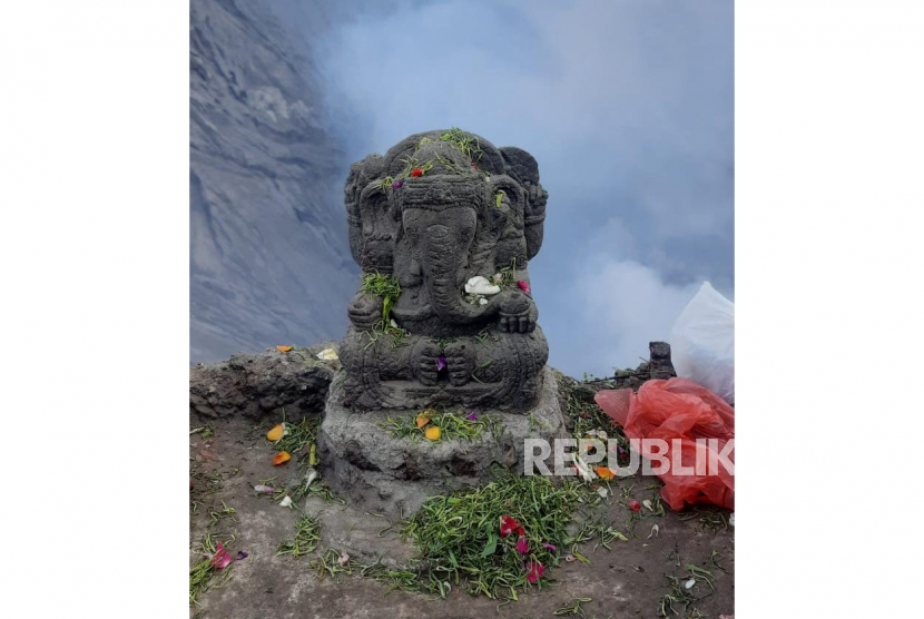 Arca Ganesha di bibir kawah Gunung Bromo yang hilang telah diganti dengan yang baru di tempat sama.  