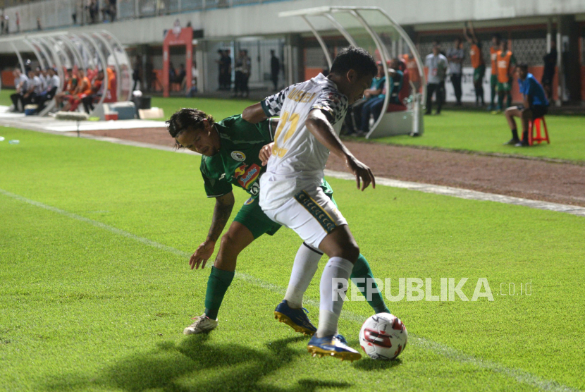 Tira Persikabo Imbangi PSS. Pemain PSS Irfan Bachdim mencoba merebut bola dari pemain Tira Persikabo Rifad Marasabessy pada pertandingan Liga 1 2020 di Stadion Maguwoharjo, Sleman, Yogyakarta, Ahad (8/3).