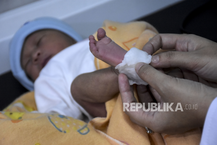 Petugas kesehatan melakukan pengukuran bayi baru lahir untuk mengantisipasi masalah stunting di Puskesmas Batujajar, Jalan Raya Batujajar, Kabupaten Bandung Barat, Rabu (31/8/2022).