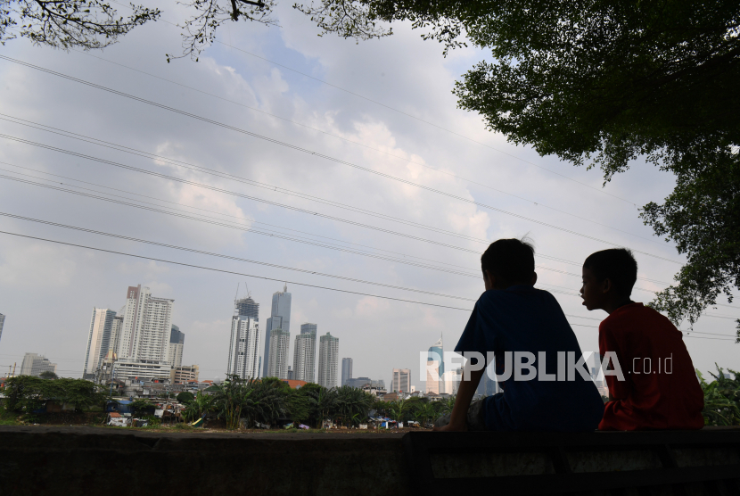 Anak-anak bermain dengam latar belakang gedung perkantoran di Jakarta, Rabu (18/5/2022). Pemerintah Provinsi DKI Jakarta sedang membahas sejumlah usulan untuk Rancangan Undang-Undang (RUU) Kekhususan Jakarta sebagai persiapan setelah Jakarta tidak lagi menjadi ibu kota negara (IKN).