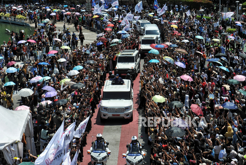 Presiden Prabowo Subianto menyapa warga saat iring-iringan mobil presiden melintas di Bundaran Hotel Indonesia, Jakarta, Ahad (20/10/2024).  Setelah dilantik di Gedung MPR RI, presiden dan wakil presiden periode 2024-2029 Prabowo dan Gibran disambut warga di sepanjang jalan Sudirman- Thamrin menuju Istana Negara untuk menghadiri acara gelar pelepasan presiden Joko Widodo dan penyambutan presiden baru.