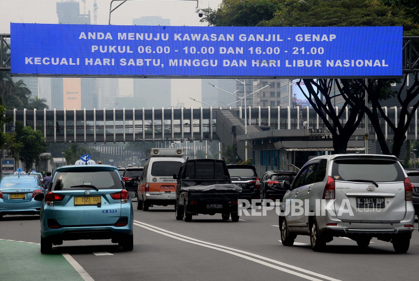 Pemerintah Provinsi DKI Jakarta akan kembali memberlakukan kebijakan pembatasan kendaraan roda empat dengan sistem pelat nomor ganjil genap mulai Senin (3/8). 