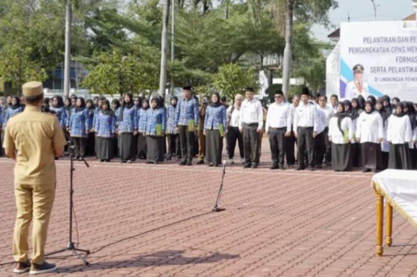 Bupati Karawang ingatkan ASN berperilaku baik saat pelayanan.