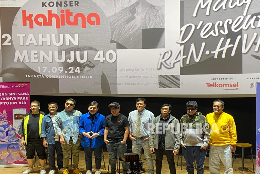 Para personel Kahitna saat menggelar konferensi pers konser bertajuk 2 Tahun Menuju 40.