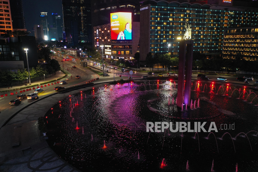 Foto udara suasana lalu lintas di kawasan Bundaran HI, Jakarta, Ahad (23/4/2023). Seiring mulai beroperasinya kantor-kantor, sektor industri, dan bisnis setelah cuti bersama Idul Fitri 1444 H, PLN Unit Induk Distribusi (UID) Jakarta Raya mencatat adanya peningkatan konsumsi listrik.